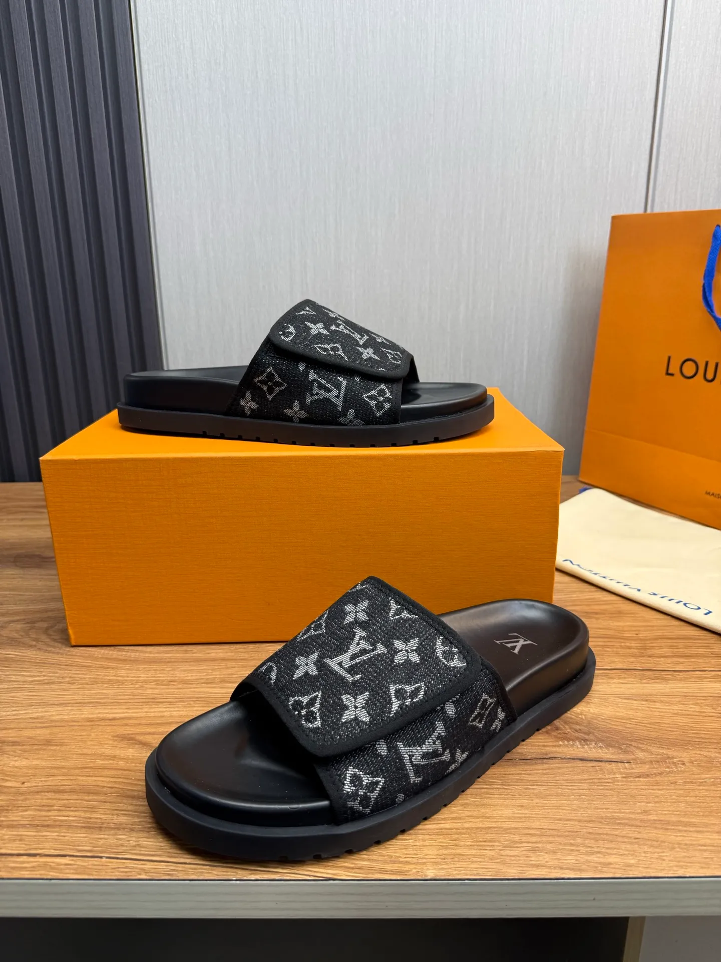 Men's shoes 💰340💰 ▪️LV's popular Little Red Book popular slippers hot sale: 1 shipment✅ Super textured and comfortable slippers, original TPU outsole. Authentic counter box drawer box packaging 🎁Size 38-45